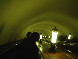 地下鉄へのエスカレータホール